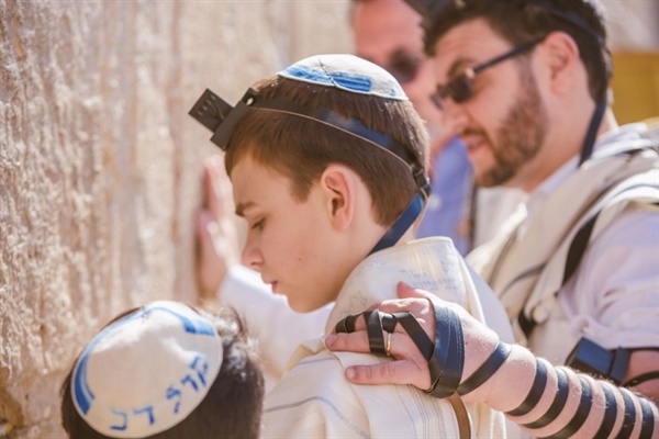 유대인은 하루 세 번 기도할 때, 탈릿을 들러 쓰고, 티펄린을 이마와 팔목에 착용한다. 