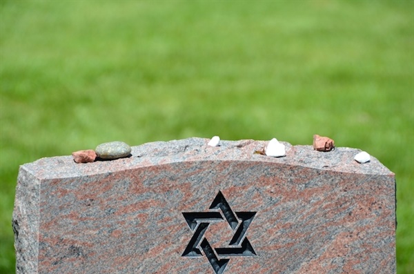 유대인도 무슬림처럼 비석 위에 조그만 돌을 올려 놓아 추모한다. 