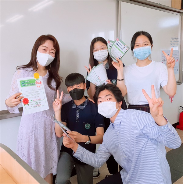 순창고등학교 김민정 교사와 학생들이 손 편지를 들고 웃고 있다.