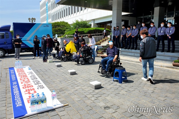  경남자립생활권리보장위원회는 13일 경남도청 현관 앞에서 삭발식을 열었다.