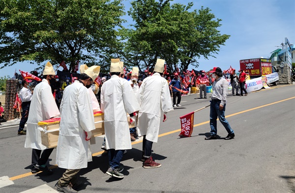 13일 합천군청 앞에서 열린 "LNG복합발전소 설립 반대 집회".