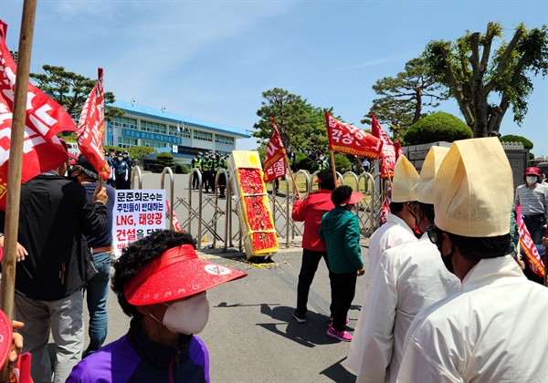 13일 합천군청 앞에서 열린 "LNG복합발전소 설립 반대 집회".