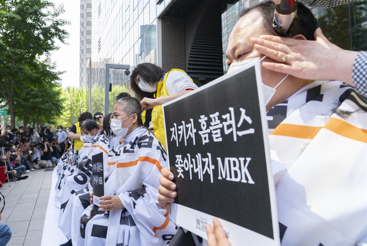 마트노조 홈플러스지부는 13일 오후 2시 서울 종로구 MBK 본사 앞에서 기자회견을 열고 홈플러스의 폐점, 매각 중단과 고용안정 보장을 촉구하며 집단삭발식을 진행했다.