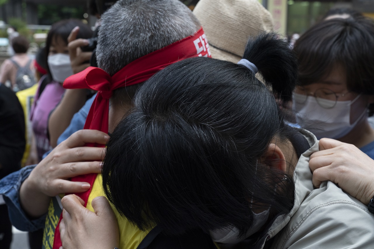 마트노조 홈플러스지부는 13일 오후 2시 서울 종로구 MBK 본사 앞에서 기자회견을 열고 홈플러스의 폐점, 매각 중단과 고용안정 보장을 촉구하며 집단삭발식을 진행했다.