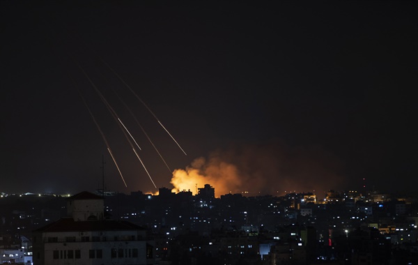5월 13일 이스라엘 군의 미사일 공격이 있은 뒤 가자지구에 연기가 피어오르고 있는 모습. 