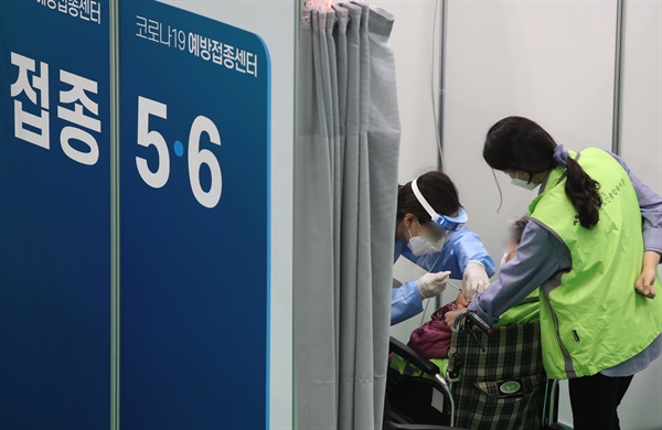 5월 말부터 코로나19 백신을 맞게 될 70세 이상 어르신의 사전 접종 예약이 순조롭게 진행되고 있다. 사진은 이날 서울 동대문구 체육관에 마련된 코로나19 동대문구 예방접종센터.