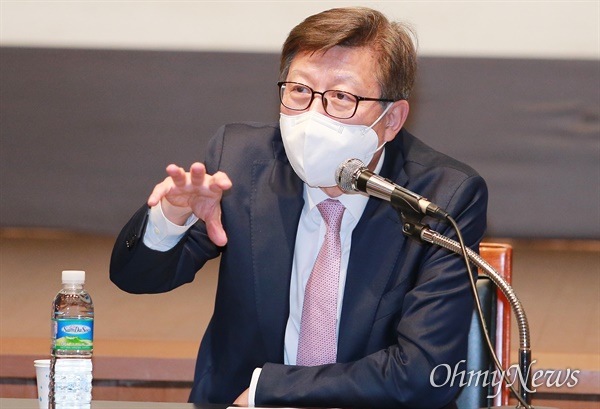 박형준 부산시장이 13일 부산 시립미술관에서 이른바 '이건희 미술관' 유치와 관련한 입장을 발표하고 있다.