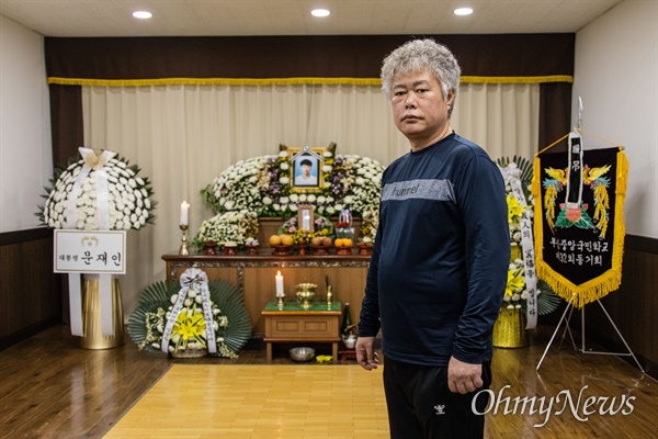  평택항에서 일하다 개방형 컨테이너 날개에 압사한 고 이선호씨의 아버지 이재훈씨가 14일 오전 경기도 평택 안중백병원 장례식장에 마련된 아들의 빈소에 서 있다.