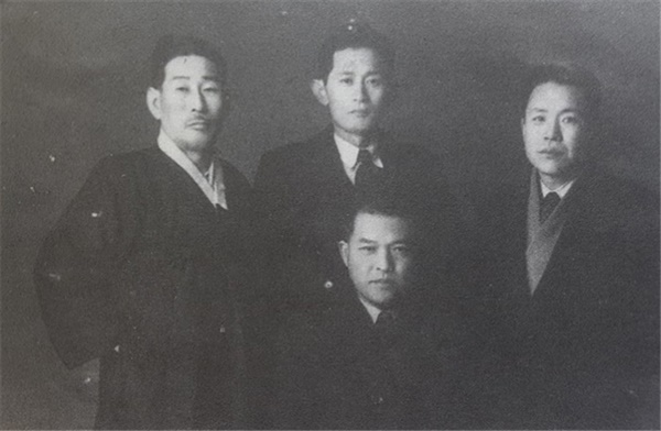 박재혁 추모제를 지낸 뒤 김원봉(중간), 오택, 왕치덕, 김인태가 함께 사진을 찍었다.