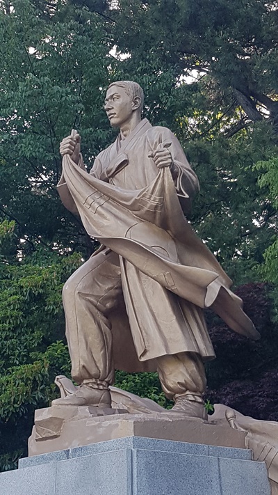 1998년 5월 부산어린이대공원에 세워진 박재혁 의사의 동상을 많은 이들이 볼 수 있는 곳으로 이전하자는 논의가 진행되고 있다.