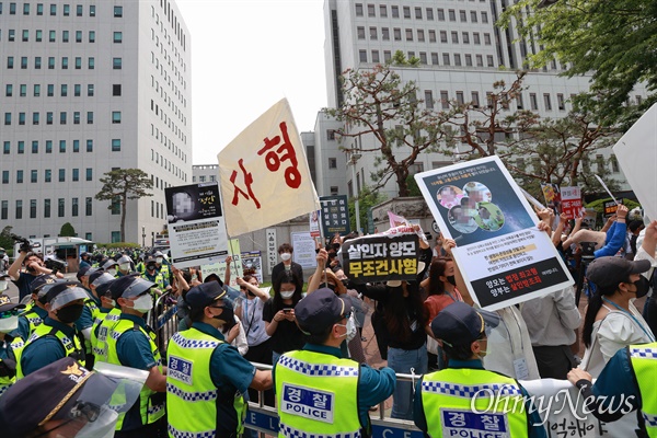 정인이를 학대해 숨지게 한 양부모에 대한 1심 선고가 열린 서울남부지법앞에서 전국에서 모인 시민들이 '사형' 등 강력한 처벌을 촉구하고 있다.