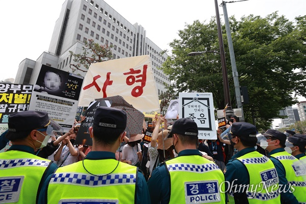   소위 "정인이 사건"으로 불렸던 "양천입양아동 학대사망사건"은 2020년 10월 13일 서울시 양천구에서 발생한 아동 학대 살인 사건으로 2021년 11월 26일 2심 재판부가 양부에게 징역 5년, 양모에게 징역 35년을 선고했으나 검찰과 양부모 모두 상고한 상황이다. 사진은 2021년 5월 14일 양부모에 대한 1심 선고가 열린 서울남부지법앞에서 시민들이 '사형' 등 강력한 처벌을 촉구하는 모습.