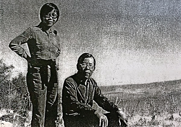 1977년 정양숙(왼쪽)과 김수환 추기경.