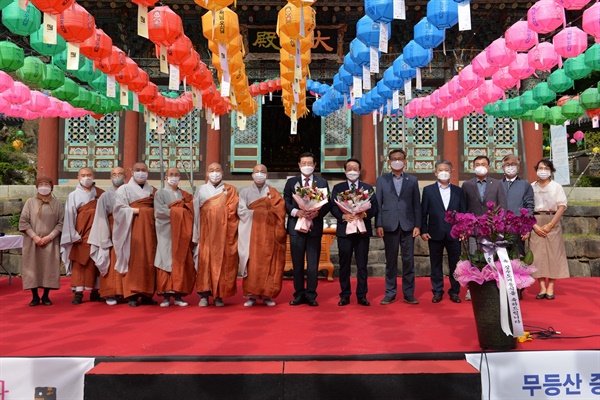 광주 무등산 증심사 부처님오신날 특별무대에서 참석자들이 기념 사진을 찍고있다. 