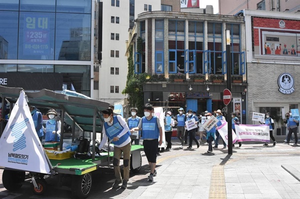 행진단이 남북철도 연결 상징조형물을 이끌고 대구시내를 지나고 있다.
