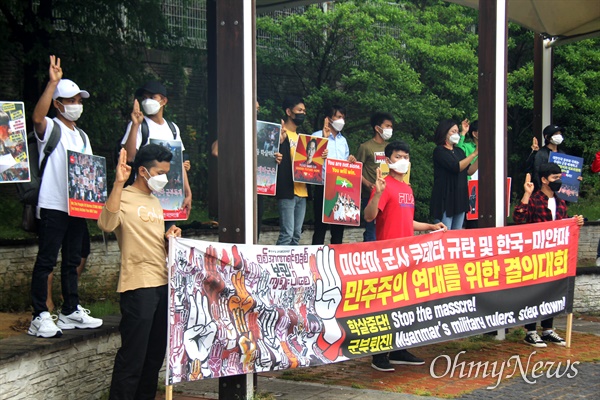 16일 오후 창원역 광장에서 열린 "미얀마 민주주의연대 11차 일요시위".
