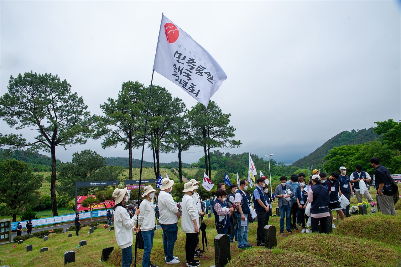 5월 15일 민족통일애국청년회 회원들이 광주 망월동 민족민주묘역을 방문해 참배하고 있다