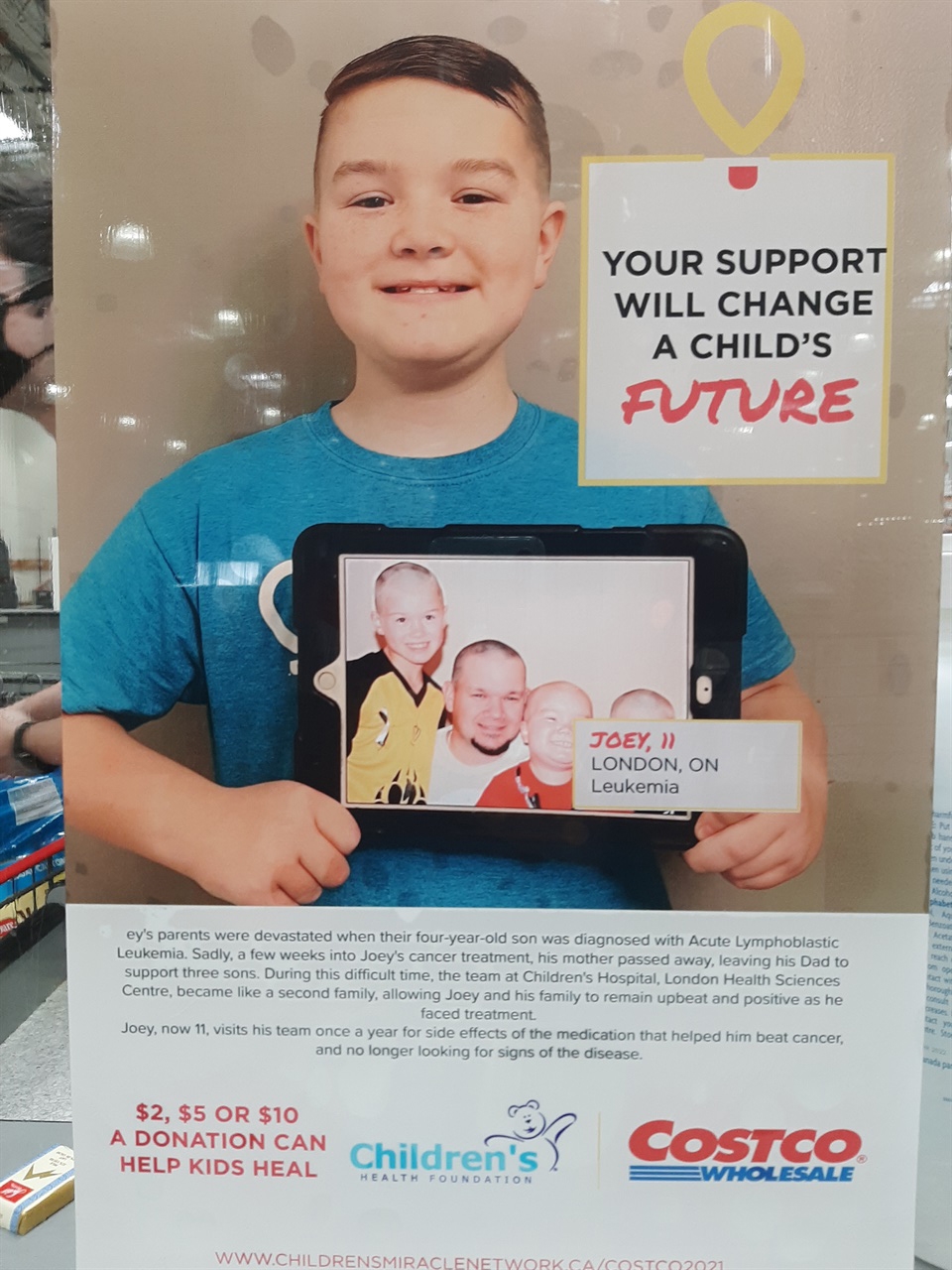 코스트코 계산대 앞에 붙여 놓은 포스터. 계산 시, 아픈 어린이들의 치료를 돕기 위한 기부를 독려하고 있다.
