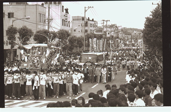 장례 행렬에서 열사의 보성고 친구들이 상여를 메고 운구하고 있다.