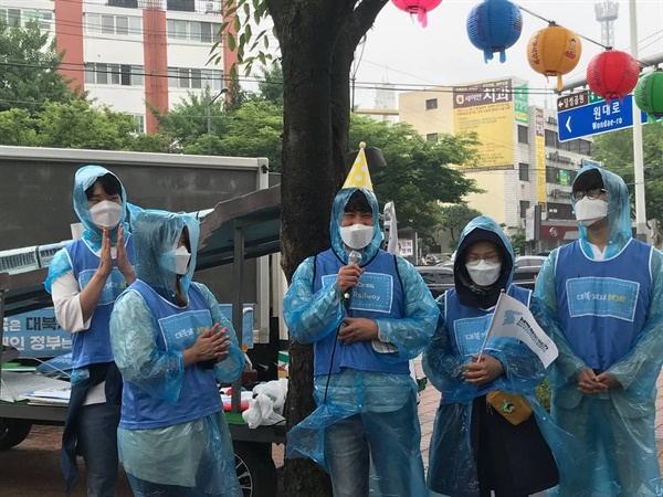 환갑생일날 가족과 함께 행진에 참여