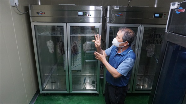 고기를 공기 중에 노출시켜 숙성시키는 드라이에이징'(dryaging) 시설 내부
