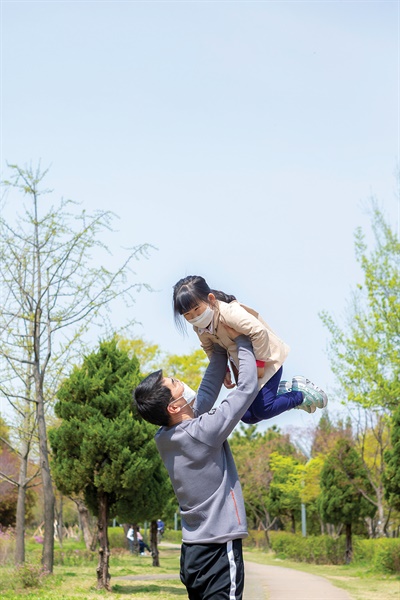 육아천사단을 통해 아이를 잘 이해하고, 더 친밀해졌다는 김현수씨와 딸 아린이
