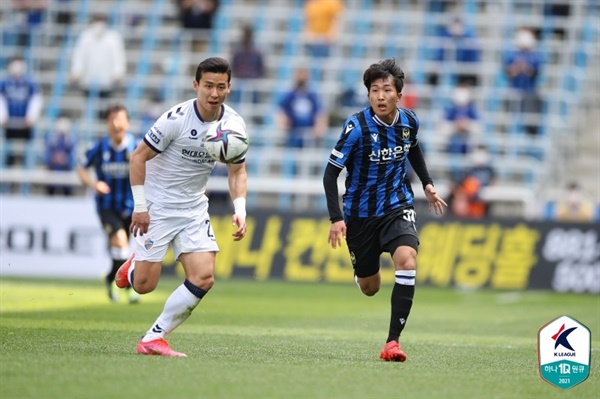  지난 달 25일 인천축구전용경기장에서 열린 인천 유나이티드와 울산 현대의 경기에 나선 울산 김태환(왼쪽) 선수의 모습