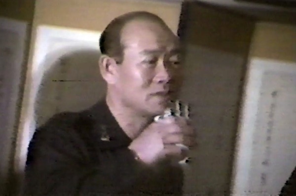 국군 보안사령부가 제작한 '보안뉴스'의 1980년 2월 8일자 영상. 국군 보안사령관이자 계엄사 합동수사본부장인 전두환이 문화공보부 소속 해외공보관을 불러 브리핑 및 다과회를 진행한 모습이 담겨 있다. 