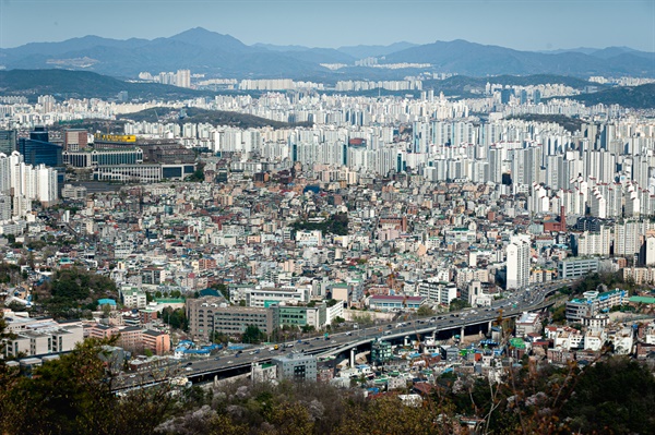 하늘전망대에서 바라보는 풍경 길음동 너머 도봉산과 수락산이 보인다.