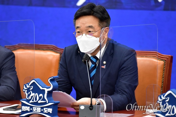 더불어민주당 윤호중 원내대표가 18일 오전 국회에서 열린 원내대책회의에서 발언하고 있다.