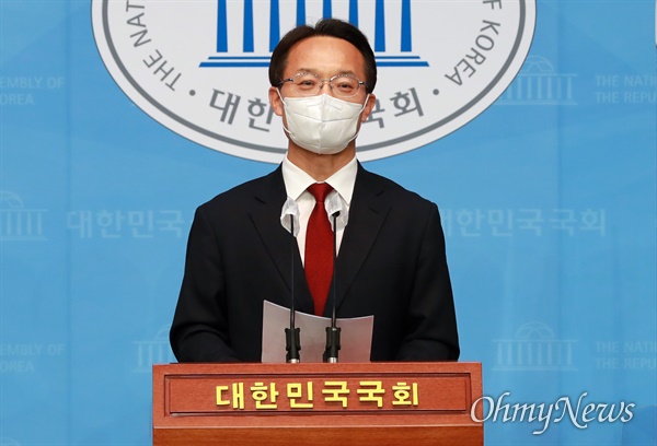 국민의힘 당권에 도전하는 조해진 의원이 18일 오후 서울 여의도 국회 소통관에서 전당대회 관련 기자회견을 하고 있다.