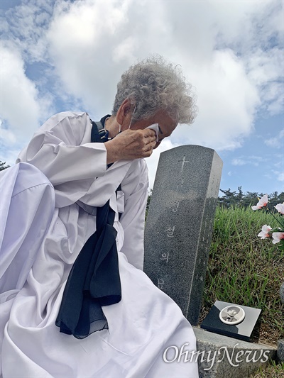 광주 북구 국립5.18민주묘지에서 열린 5.18민주화운동 41주년 기념식 후 고 김경철의 어머니 임금단씨가 아들의 묘 앞에서 눈물을 훔치고 있다.