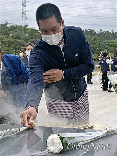  18일 광주 북구 국립5.18민주묘지에서 열린 5.18민주화운동 41주년 기념식 후 미얀마 청년이 제단에 헌화를 하고 있다.