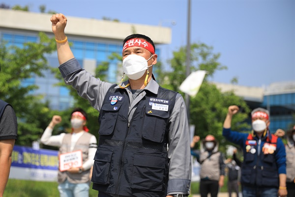  18일 오후 공정거래위원회 앞에서 열린 "대우조선해양 불공정 매각 불허 촉구 집회". 신상기 지회장.