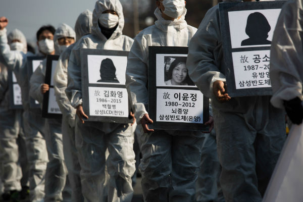 반도체 산업 등 전자기업에서 일하는 노동자를 지원하는 노동인권단체 반올림이 생식독성으로 인한 자녀들의 건강손실 피해를 입은 노동자 3명의 집단 산재신청을 근로복지공단에 접수한다.