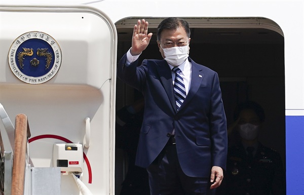 출국 인사하는 문 대통령 한미 정상회담 참석차 출국하는 문재인 대통령이 19일 오후 서울공항에서 공군 1호기에 올라 환송 인사들에게 손을 흔들고 있다.