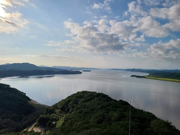 애기봉에서는 북한뿐 아니라 한강에서 임진강, 예성강 등이 합류하는 조강의 풍경을 가장 아름답게 살펴볼 수 있었다. 날이 좋으면 더욱 수려한 경치를 보여준다고 한다.