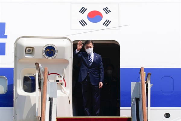 한미 정상회담 참석차 출국하는 문재인 대통령이 19일 오후 서울공항에서 공군 1호기에 올라 환송 인사들에게 손을 흔들고 있다.