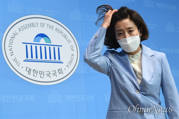 나경원 전 의원이 20일 오전 서울 여의도 국회 소통관에서 국민의힘 당대표 출마 선언을 한 뒤 회견장을 나서고 있다.