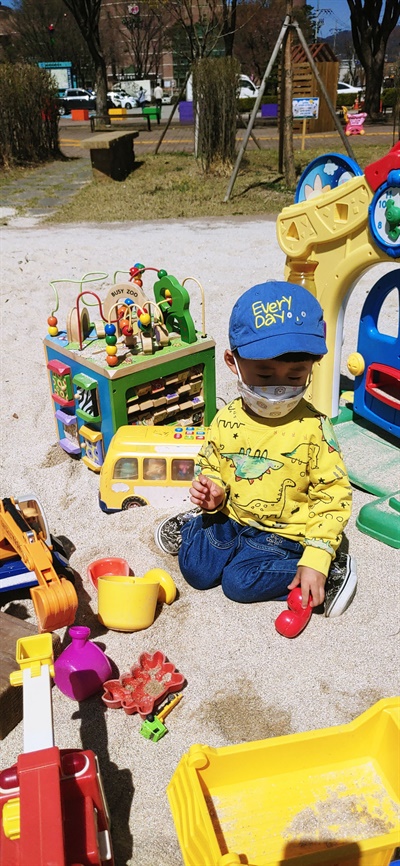 단골 놀이터. 아이가 좋아하는 장난감과 모래가 있는 곳으로 매일 나간다.
