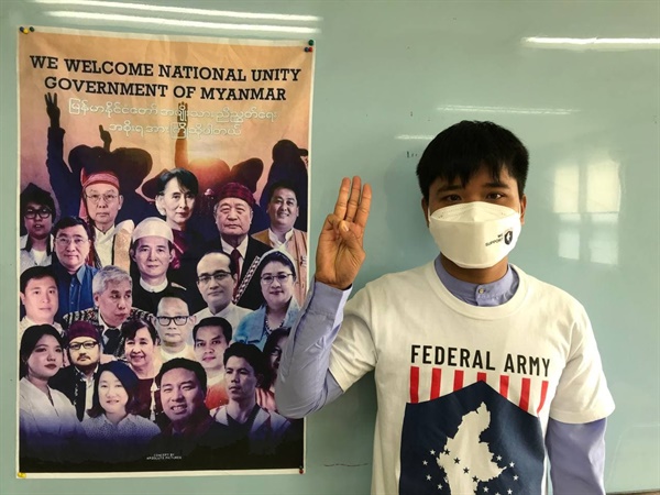 딴조투씨는 한국에 있지만 미얀마 민주화투쟁의 승리를 염원하며 매주 수원역 문화광장에서 피켓을 들고있다.
