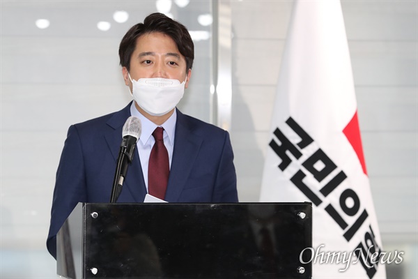 국민의힘 이준석 전 최고위원이 20일 오후 서울 여의도 당사에서 당 대표 출마 선언을 하고 있다. 