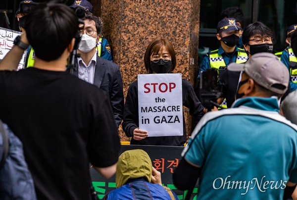 시민사회단체 회원들이 20일 오전 서울 종로구 주한 이스라엘 대사관 앞에서 팔레스타인 가자지구 폭격 중단 촉구 기자회견을 하고 있다. 