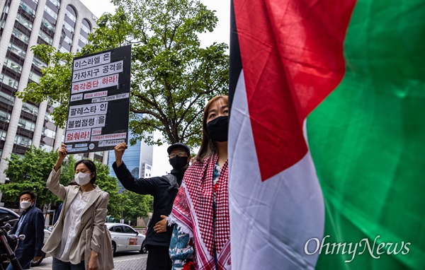 시민사회단체 회원들이 20일 오전 서울 종로구 주한 이스라엘 대사관 앞에서 팔레스타인 가자지구 폭격 중단 촉구 기자회견을 하고 있다. 
