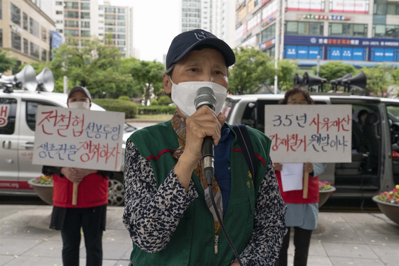  전국철거민협의회 소속 계수범박 대책위원회는 20일 오전 11시 경기 부천시 부천시청 앞에서 집회를 열고 부천시장에 계수범박 철거민들에 대한 대책 수립을 촉구했다.