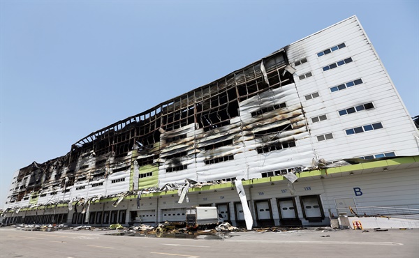 2015년 5월 26일 오후 경기도 김포시 고촌읍 제일모직 물류창고가 불에 타 철골을 드러내고 있다