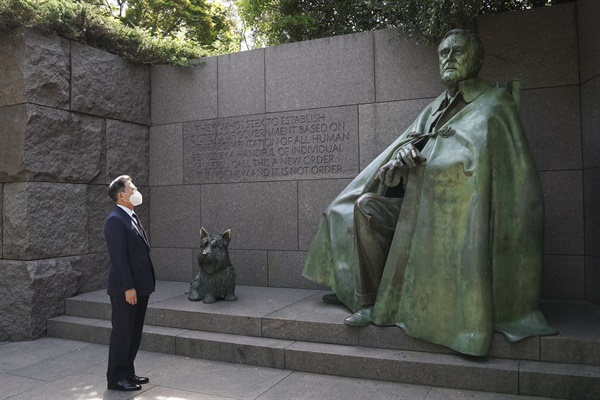 미국을 공식 방문 중인 문재인 대통령이 20일 오전(현지시간) 루스벨트 대통령 기념관을 방문해 루스벨트 대통령 동상을 살펴보고 있다.