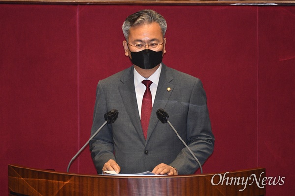 국민의힘 유상범 의원이 21일 오전 서울 여의도 국회에서 열린 본회의에서 의사진행발언을 하고 있다.