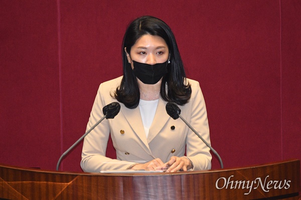더불어민주당 신현영 의원이 21일 오전 서울 여의도 국회에서 열린 본회의에서 의사진행발언을 하고 있다.