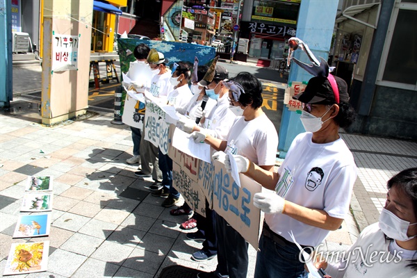 마산창원진해환경운동연합 활동가들은 21일 창원 정우상가 앞에서, 생물다양성의날(5월 22일)을 앞두고 "기후위기, 생물다양성으로 대응하자"는 내용으로 기자회견을 열었다.